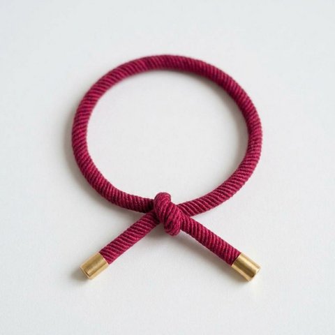 Goldenes Knotenarmband Burgunderrot