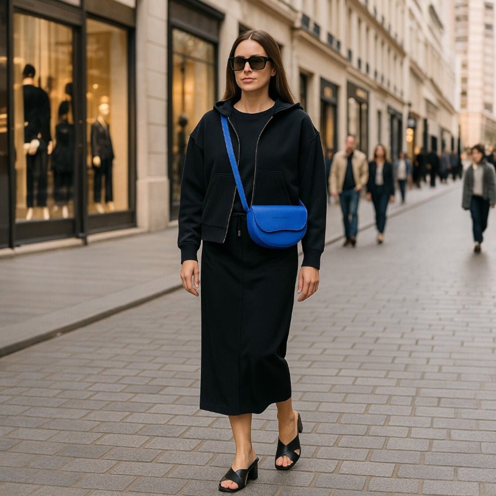 RB1027CH | Kvinders afrundet crossbody-taske i ægte læder Made in Italy. Aftagelig og justerbar skulderrem i læder. Poleret nikkeltilbehør - Kongeblå farve - Mål: 25 x 15 x 9 cm