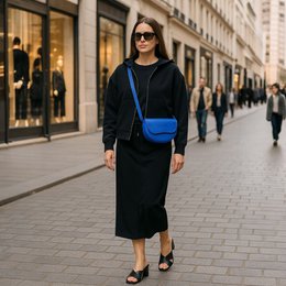 RB1027CH | Bolso bandolera redondeado para mujer en piel auténtica Made in Italy. Bandolera de piel extraíble y ajustable. Accesorios de Níquel Pulido - Color Azul Royal - Dimensiones: 25 x 15 x 9 cm