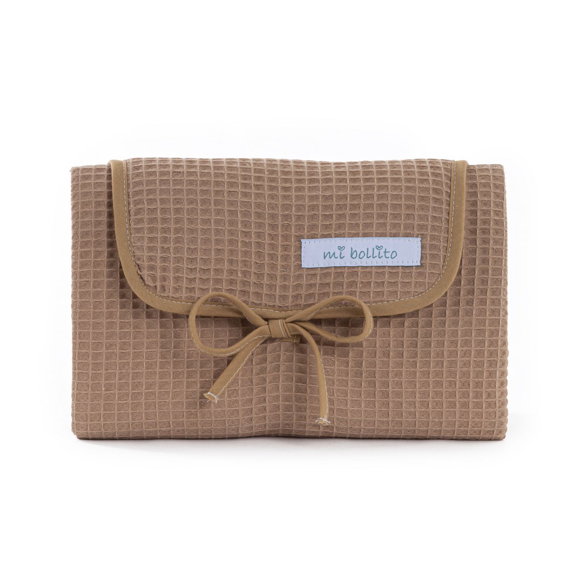 Portable, foldable and waterproof baby changing mat. 100% waffle cotton fabric. Easy to store in the mother's bag. Ideal for a newborn gift.