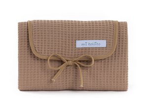 Draagbaar, opvouwbaar en waterdicht babyverschoonmatje. 100% wafelkatoenen stof. Makkelijk op te bergen in de moedertas. Ideaal als kraamcadeau.