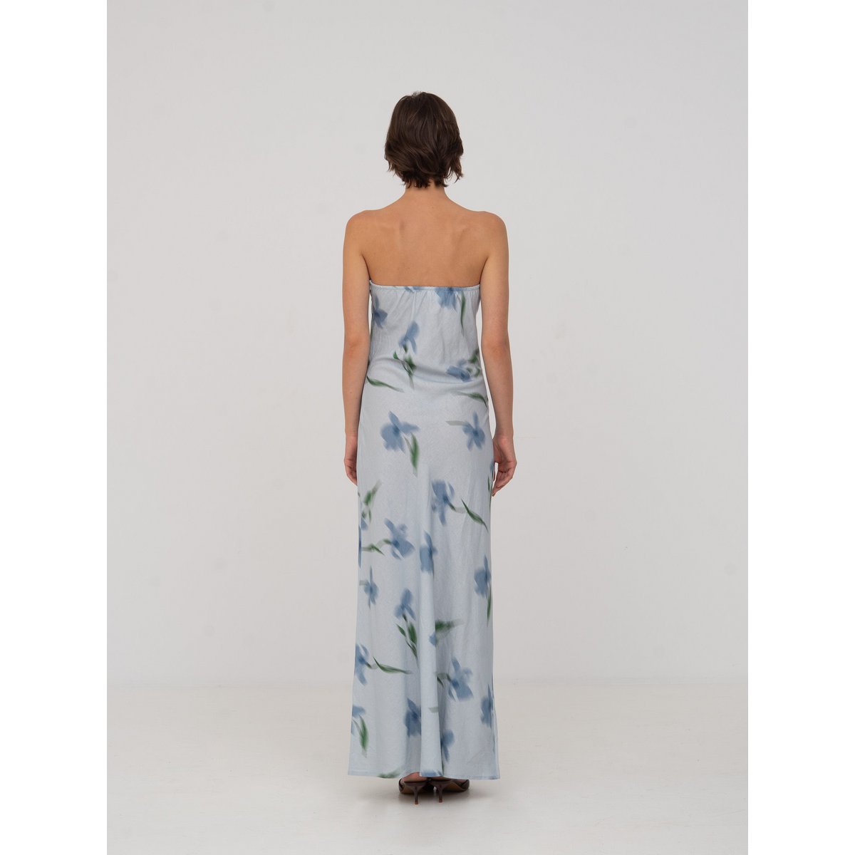 Blaues Traumkleid mit Blumenmuster