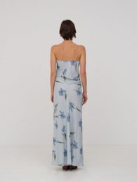Blaues Traumkleid mit Blumenmuster