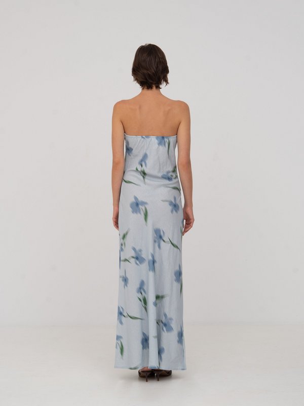 Blaues Traumkleid mit Blumenmuster