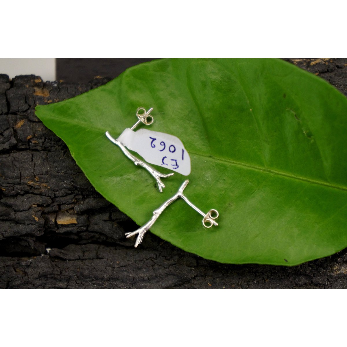 Petites boucles d'oreilles à tige : Jasmine Twig Design - Or sur argent sterling