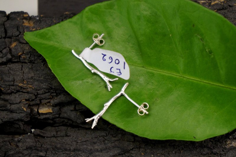 Petites boucles d'oreilles à tige : Jasmine Twig Design - Or sur argent sterling