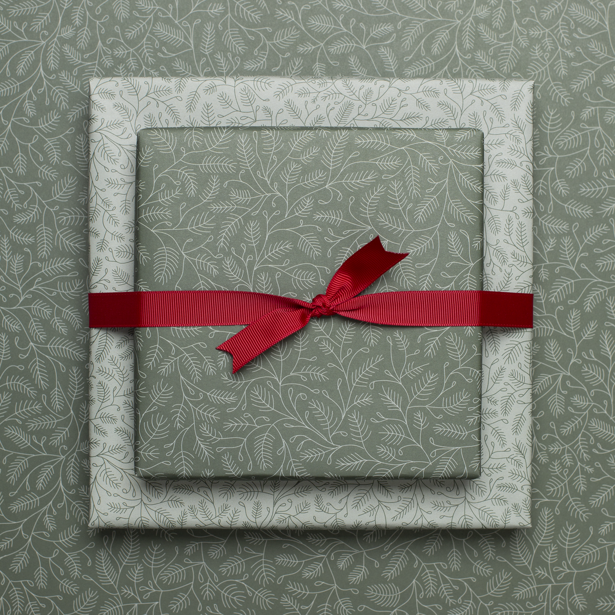 Duurzaam kerstcadeaupapier groen, inpakpapier dennentakken in mint en groen - dubbelzijdig inpakpapier gemaakt van 100% gerecycled papier