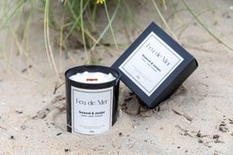 Tall, round scented candle with seaweed and juniper fragrance.