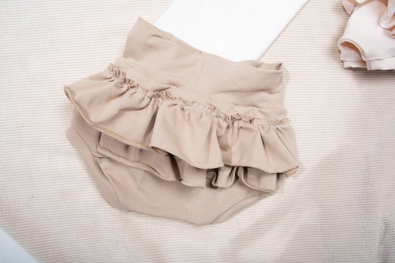 Mørke beige blomstrer med flæser