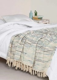 Lysbeige stribet hæklet kast med frynser – 120x180 cm fra Urbane Hide