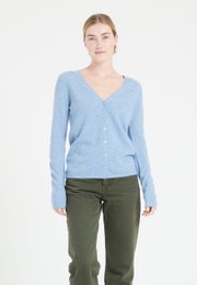 LILLY 7 Himmelblå figursyet cardigan i kashmir med V-hals