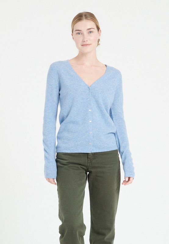LILLY 7 Himmelblå figursyet cardigan i kashmir med V-hals