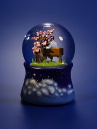 Love Story snekugle – romantisk musikalsk snekugle i glas med sneeffekt og "La Vie en Rose"-melodi