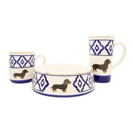 Tea cup/tea mug model dachshund made of ceramic, hand-painted with dachshund motif, gold rim and gold-coated handle, 250 ml. Cup contents available in red, green and blue