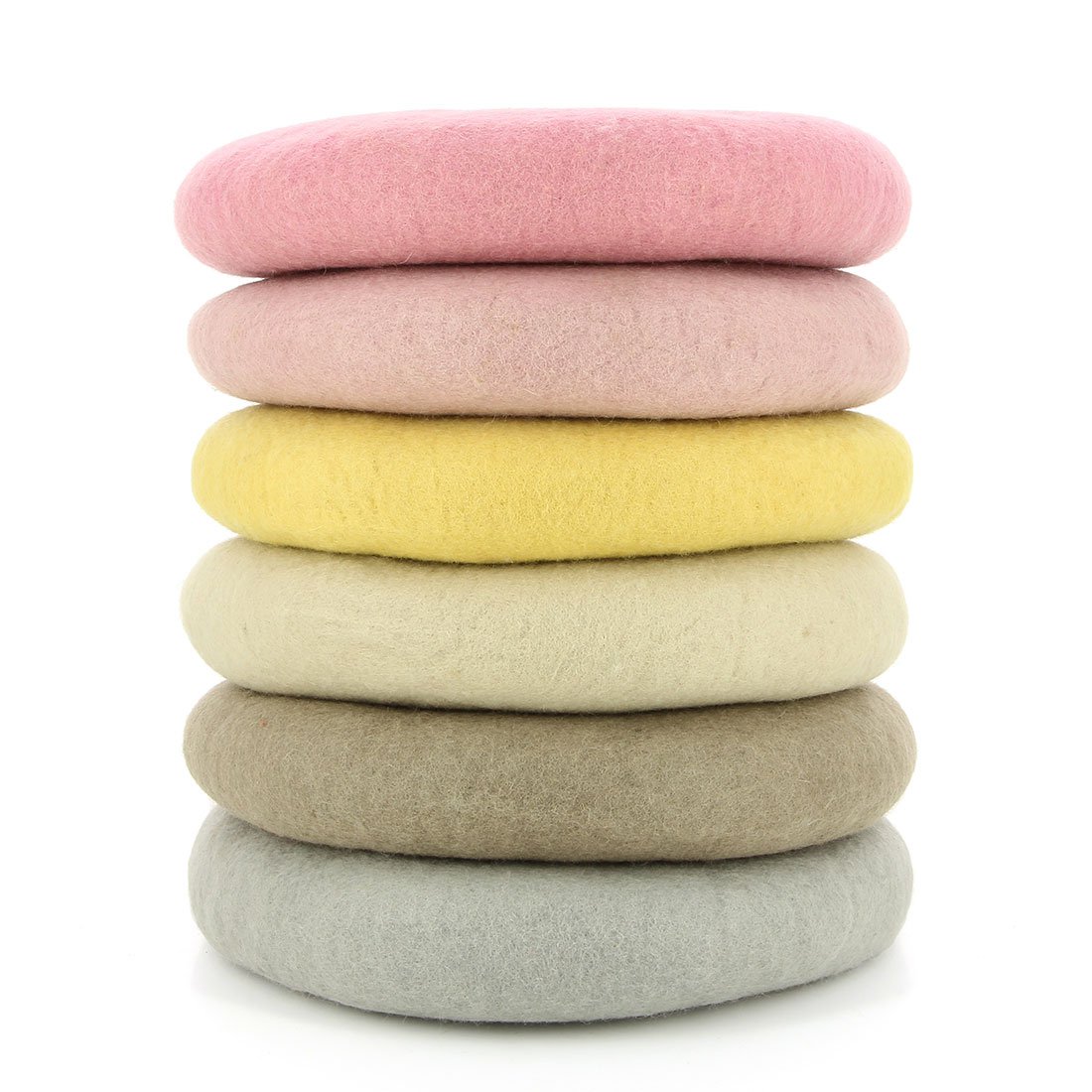 Zitkussens rond de roos gemaakt van vilt, 100% natuurlijk materiaal, 38 cm rond vele kleuren pastel, gevoeld met wol-f long, fair trade en handmatig werk van Nepal