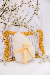 Flauschiges Bouclé-Ostereierkissen „Mint Bow“