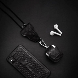 AIRPODS KOFFER PYTHON DIEP ZWART MET KARABINER