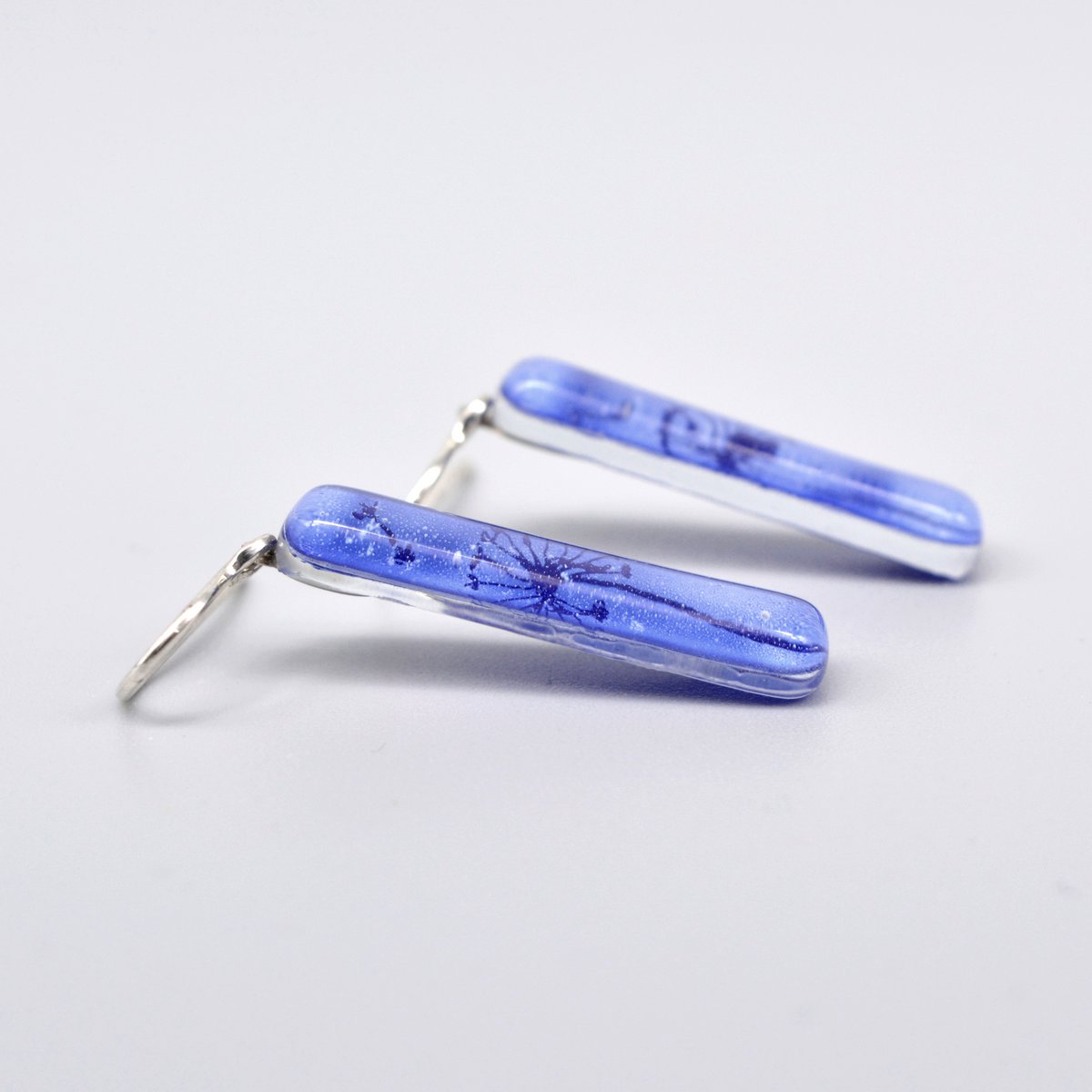 Orecchini dente di leone blu, barra lunga, vetro riciclato e argento sterling