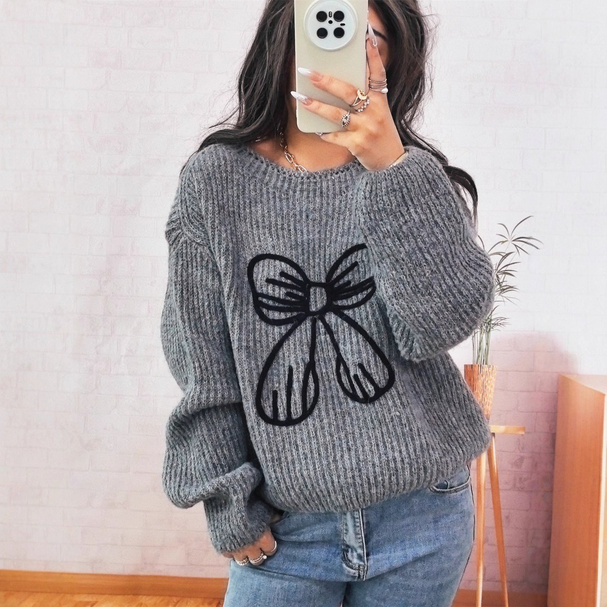 Einfacher, lässiger, gestrickter Langarmpullover mit Schleifenstickerei und Dekoration