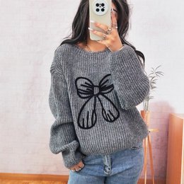 Einfacher, lässiger, gestrickter Langarmpullover mit Schleifenstickerei und Dekoration