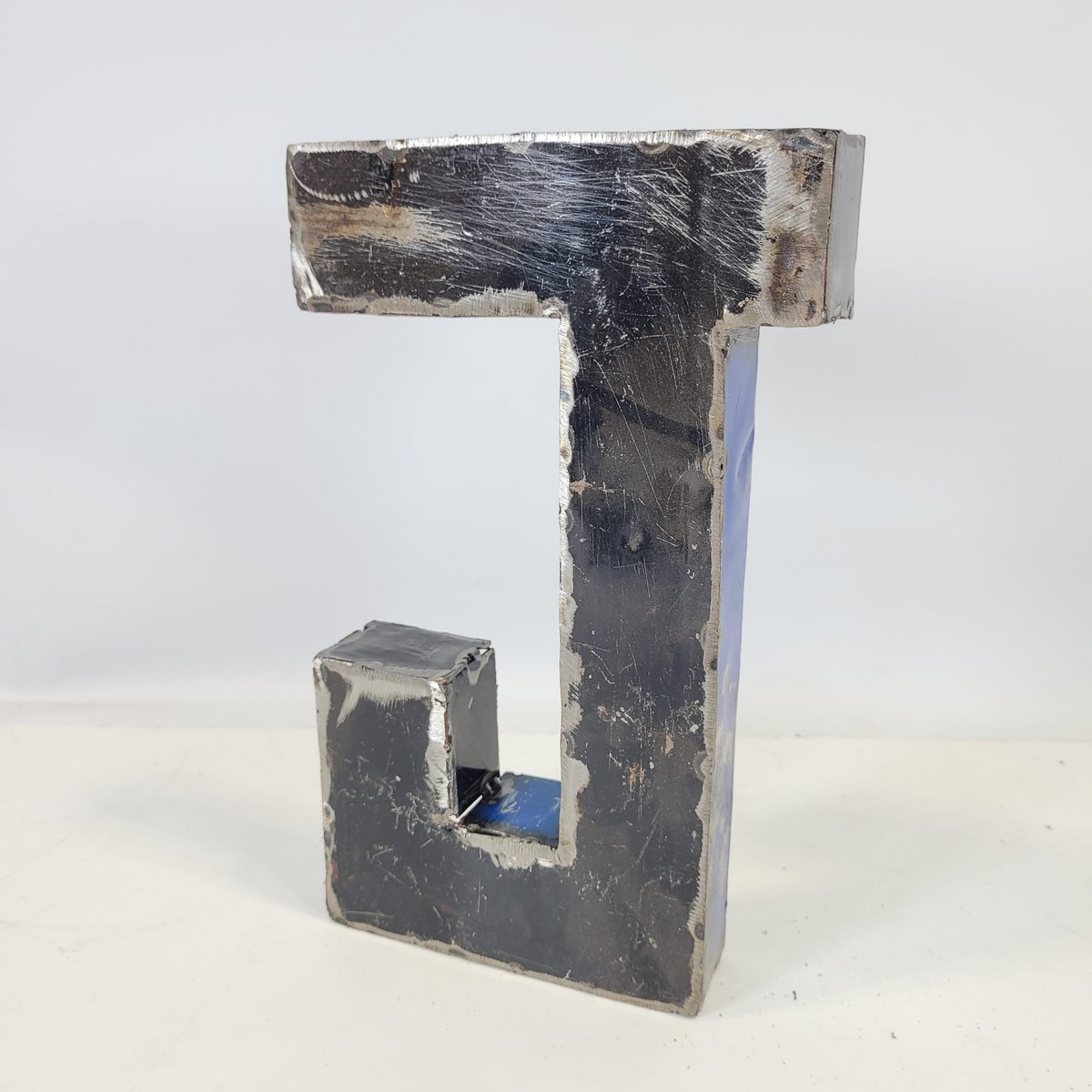 Lettre « J » fabriquée à partir de barils de pétrole recyclés | 22 ou 50 cm | Couleurs différentes