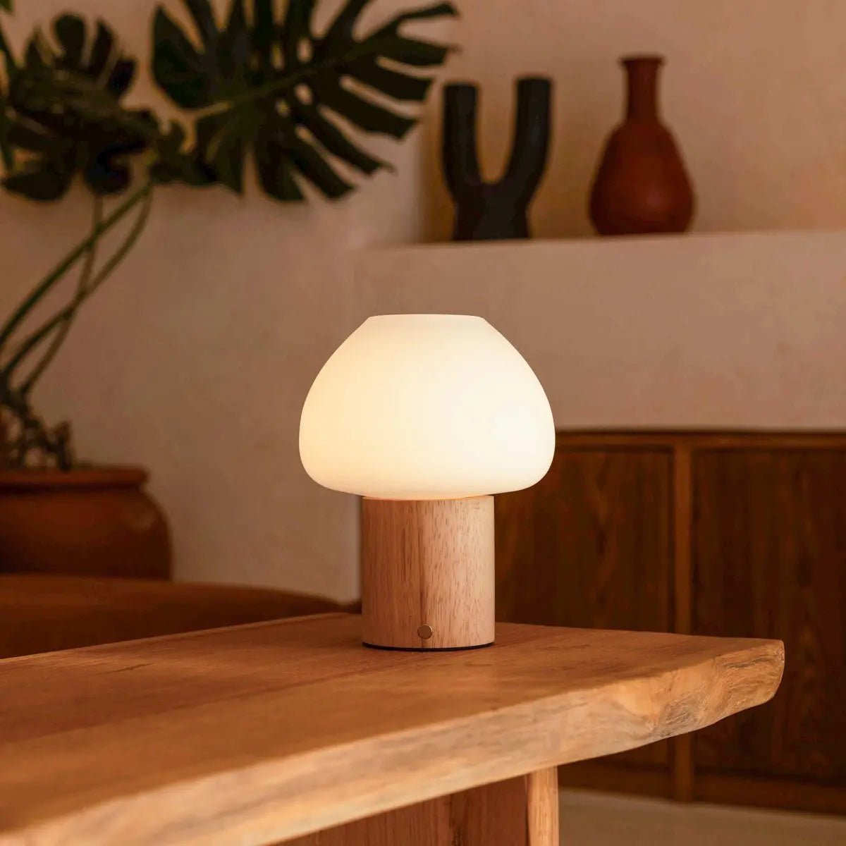 Fynn Hellbraune wiederaufladbare Holzlampe