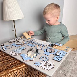 Montessori -Beschäftigter Vorstand: Aktivitätsvorstand mit Türen