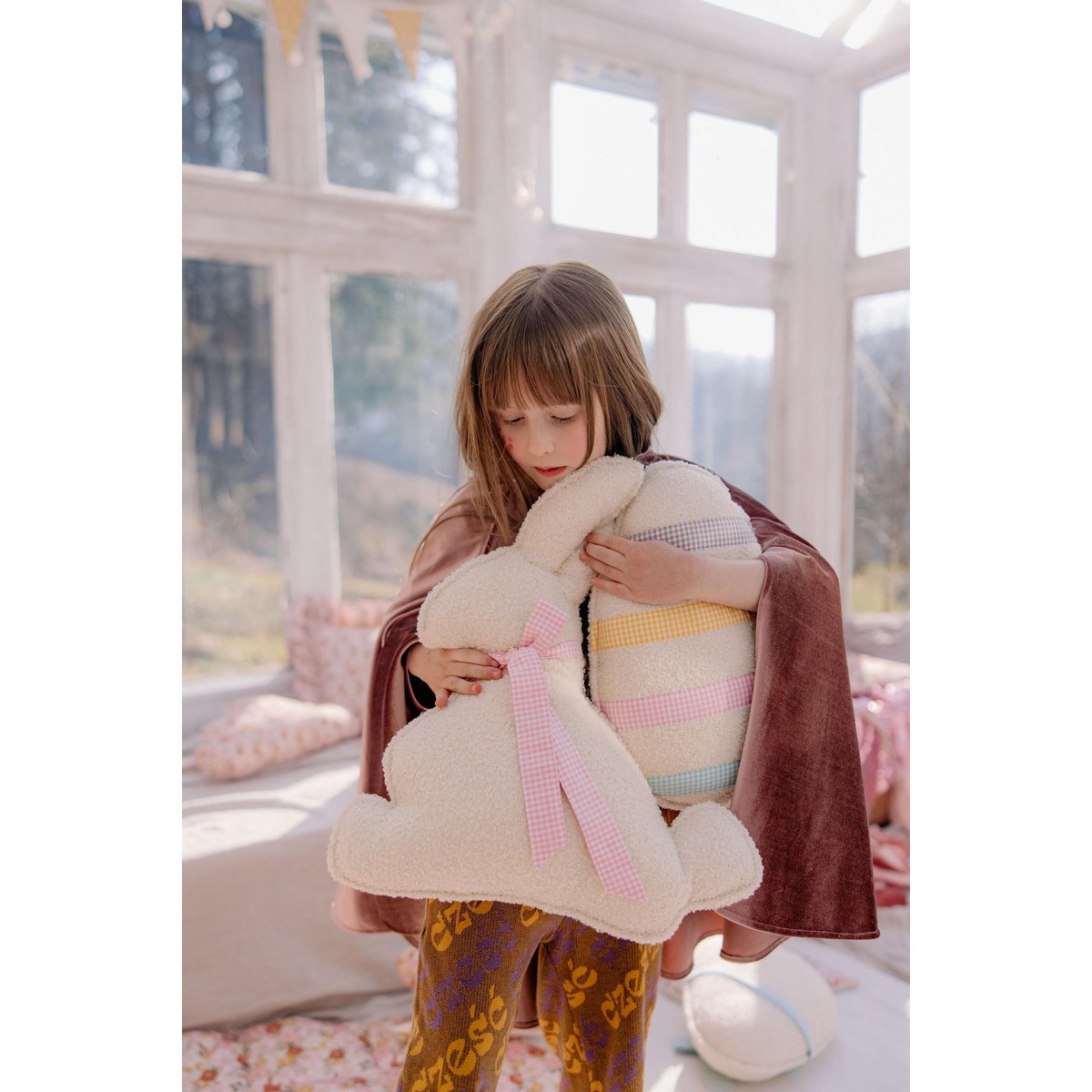 Fluffy Boucle Paashaaskussen "Roze Strik"