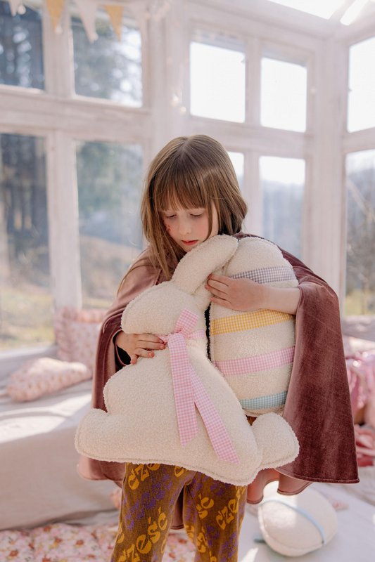 Fluffy Boucle Paashaaskussen "Roze Strik"