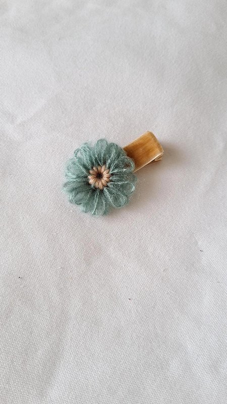 Blumenclips aus Wolle