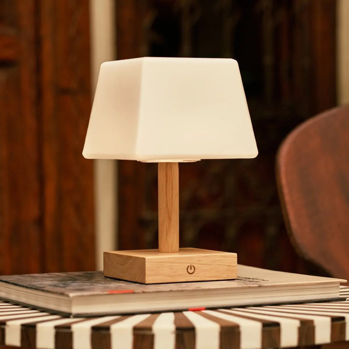 Lampada da tavolo ricaricabile Tommy in legno marrone chiaro