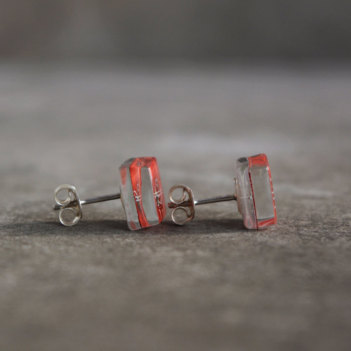 Orecchini a bottone con chiave di violino rossi, vetro e argento sterling 925, oggetto regalo a tema musicale