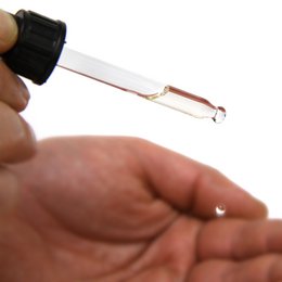 VOLLSTÄNDIGE PFLEGE – Bio-Trockenöl für Bart und Haar