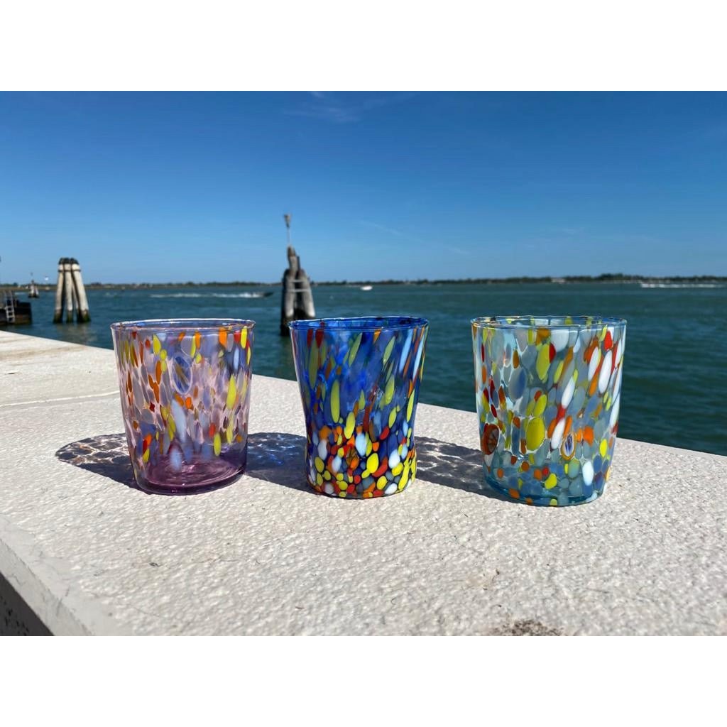 Klassische Trinkgläser aus mundgeblasenem und handgefertigtem Glas mit Murano-Murrin, Linie „I Colori di Murano“, 350 ml. Hergestellt in Italien