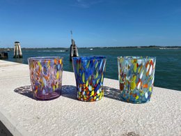 Klassische Trinkgläser aus mundgeblasenem und handgefertigtem Glas mit Murano-Murrin, Linie „I Colori di Murano“, 350 ml. Hergestellt in Italien