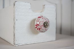 Hvid møbelknop med mørkerosa roser 4 cm Isabelle Rose