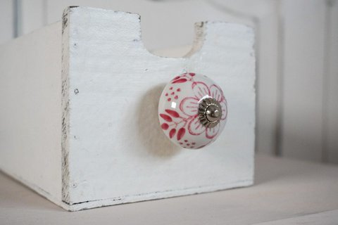 Witte meubelknop met donkerroze rozen 4 cm Isabelle Rose