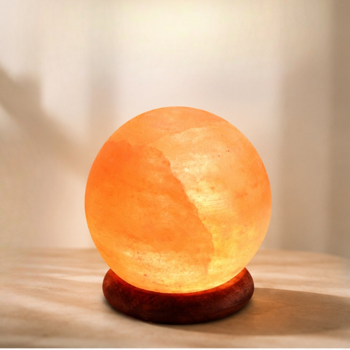 Lampe USB en Cristal de Sel d’Himalaya – Sphère 500g – Base en Bois – Objet de Décoration