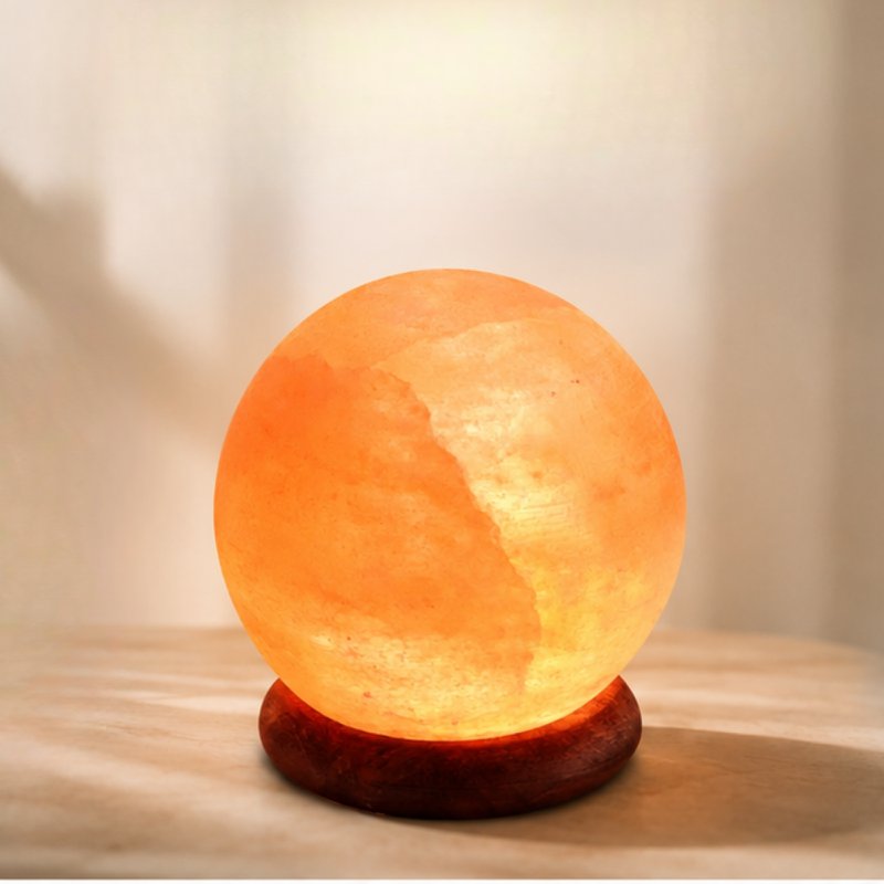 USB-lamp van Himalayazoutkristal – bol van 500 g – houten voet – decoratief object