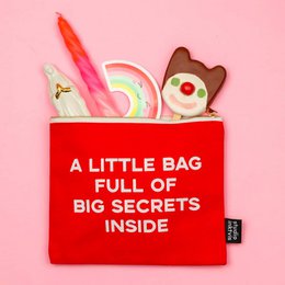 Estuche Un bolsito lleno de grandes secretos en su interior rojo