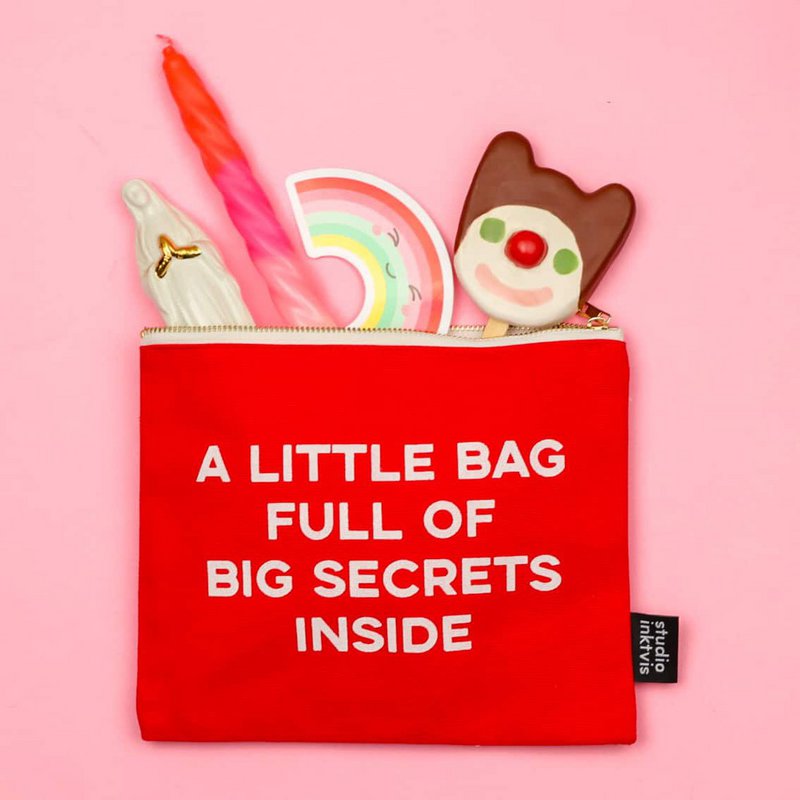 Estuche Un bolsito lleno de grandes secretos en su interior rojo