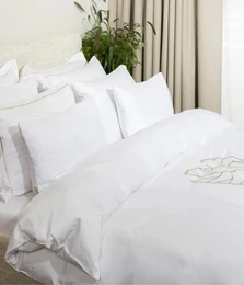 Bianchetto da letto sateeno con ricamo "Vilnius Heart" bianco ottico