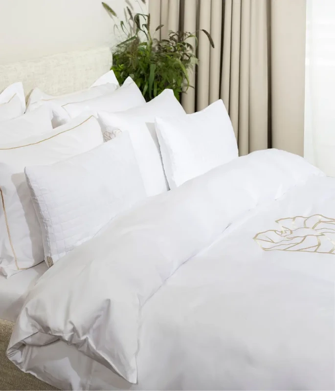 Bianchetto da letto sateeno con ricamo "Vilnius Heart" bianco ottico