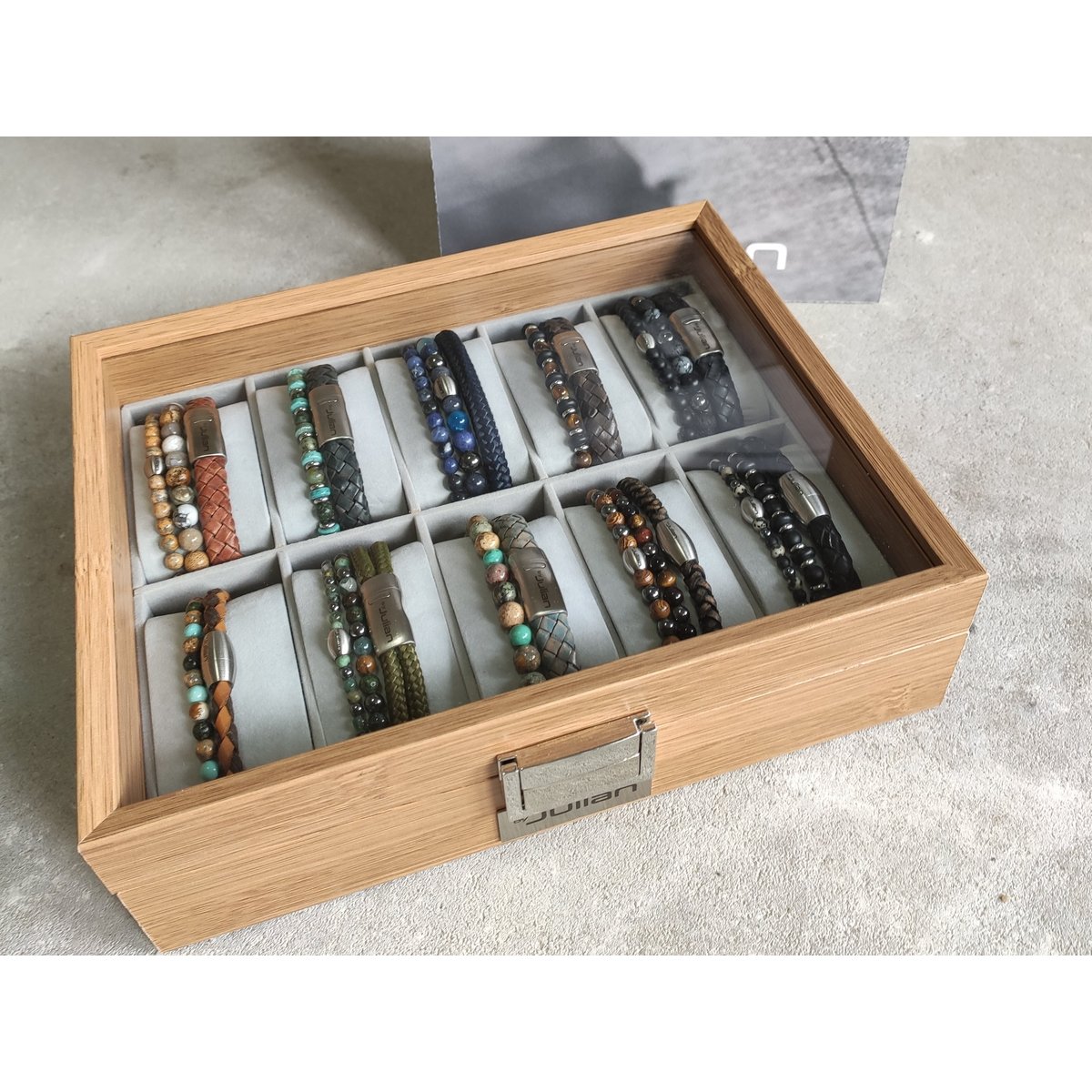 Armband display, koffer 10 kussens