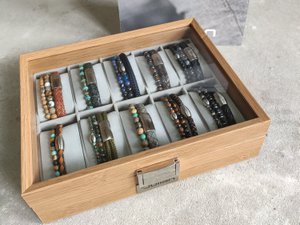 Armband display, koffer 10 kussens