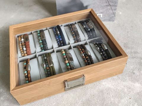 Armband display, koffer 10 kussens