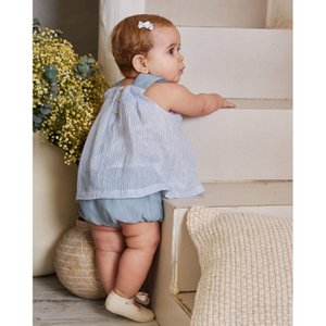 Baby-Mädchen mit gestreiften Bluse und hellblauen Shorts M07-21501122