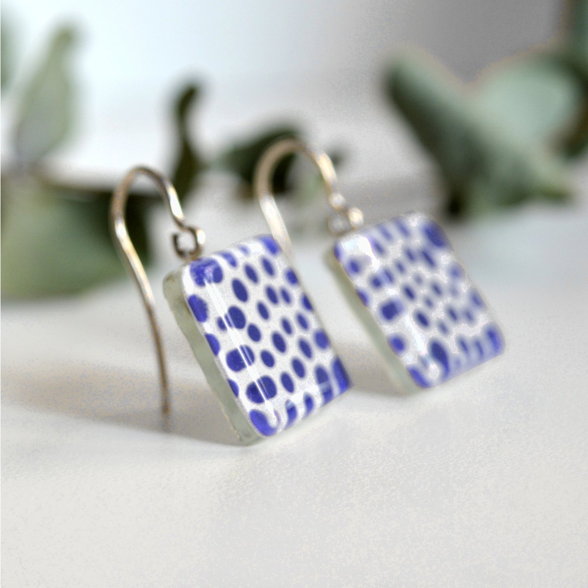 Rote Polka Dot Ohrringe, quadratische Glasfliesen-Ohrhänger mit Sterlingsilber-Haken