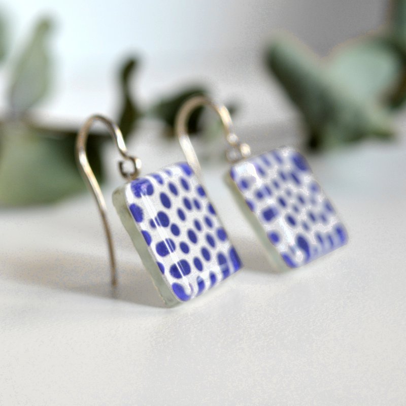 Rote Polka Dot Ohrringe, quadratische Glasfliesen-Ohrhänger mit Sterlingsilber-Haken