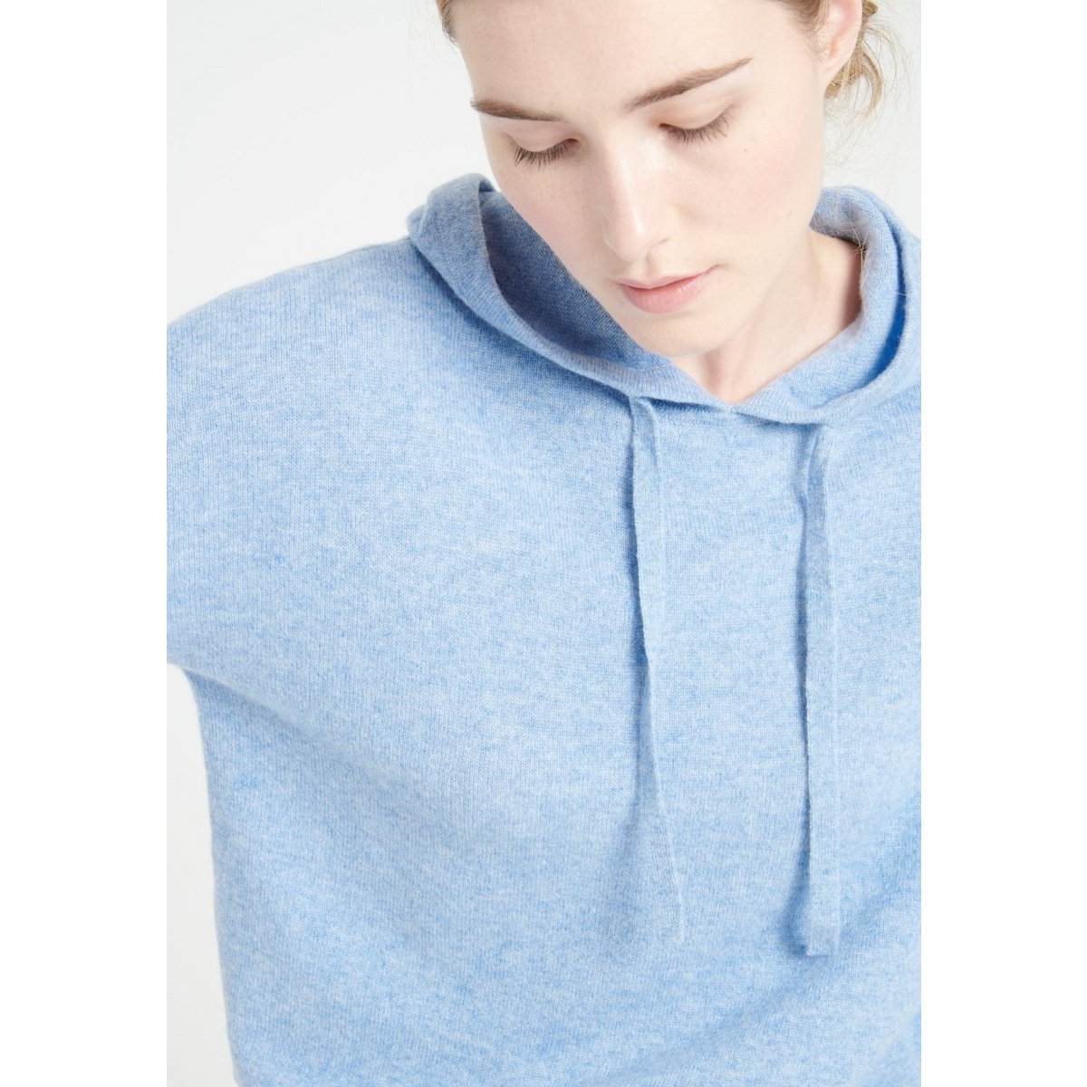 MIA 16 Sudadera con capucha de cachemir con acabados cincelados azul cielo